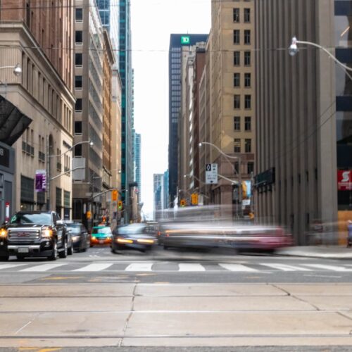 Słupki drogowe – małe strażniki ruchu, które zmieniają porządek na ulicy