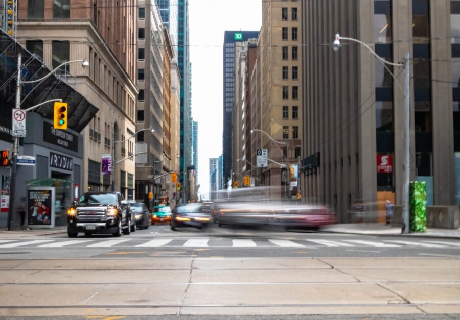 Słupki drogowe – małe strażniki ruchu, które zmieniają porządek na ulicy